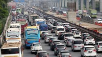Arus balik mudik lebaran terlihat di Tol Jakarta-Cikampek pagi ini.