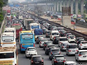 Ada Perbaikan Jalan, Tol Cikampek Arah Jakarta Macet 10 Km