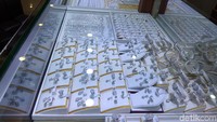 Jejeran perhiasan yang dijual di toko emas di kawasan Menteng, Jakarta.