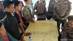 Foto: Keluarga Menanti Kabar Korban KM Sinar Bangun di Danau Toba