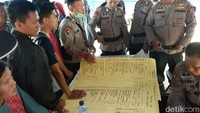 Tak ada manifes jumlah penumpang KM Sinar Bangun yang tenggelam di Danau Toba pada Senin (18/6). Namun posko mencatat ada 192 nama yang dilaporkan keluarga hilang diduga terkait dengan tenggelamnya KM Sinar Bangun.
