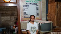 Kopi santen ini diracik sedemikian rupa dengan kelapa. Kopinya berasal dari kopi nangka dan kopi yang berwarna kuning. Nur Komariah (32), cucu dari pendiri warung kopi santen (Masaul/detikTravel)