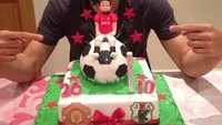 Diulang tahunnya yang ke 25 ini ternyata ia dihadiahi kue besar bertema sepakbola. Foto: Instagram @sk23.10