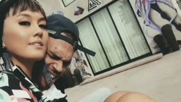 Penghasilan Rp 1 M Syharini, Agnez Mo Ketiban Sial karena Chris Brown