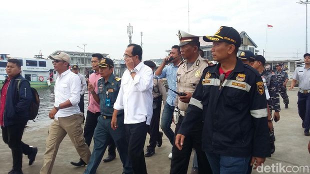  Budi melakukan sidaknya dengan memasuki kapal Makmur Jaya dengan tujuan Kali Adem, Pulau Pari, Pulau Pramukan.