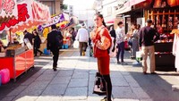 Kalau ini pose keren Gani saat cicip karage di Kyoto. “When my outfit match with my karage cup,” tulisnya di Instagram @ganegani. Foto: Instagram ganegani