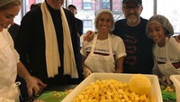 Dalam rangka Hari Aids Sedunia, Bottura ikut menunjukkan dukungannya. Di New York ia memantau proses pembuatan makanan oleh James Beard Foundation. Foto: Instagram massimobottura
