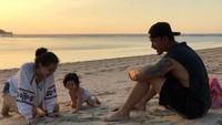 Tiga gili di Lombok Utara, memang memukau. Tiga-tiganya dikelilingi oleh pasir putih dan momen sunset yang cantik, seperti pada foto Rio dan Atiqah ini (riodewanto/Instagram)