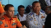 Kepala Basarnas Marsekal Madya TNI M Syaugi (kiri) bersama Dirjen Perhubungan Darat (Hubdat) Kemenhub Budi Setiyadi (kanan) bersiap memimpin rapat pencarian penumpang KM Sinar Bangun yang tenggelam di Danau Toba. Antara Foto/Irsan Mulyadi.