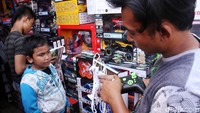 Pasar ini menjual bermacam-macam mainan, mulai dari mobil-mobilan, robot-robotan, hingga boneka berbagai karakter animasi.