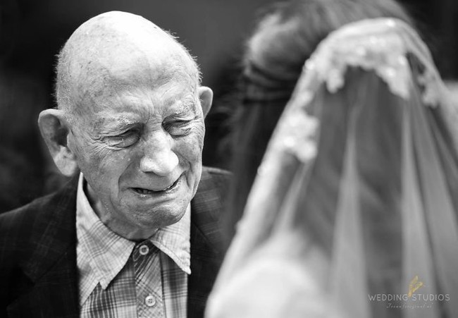 Seorang ayah terharu hingga menitikkan air mata ketika melihat anak perempuannya dengan gaun pengantin. Foto: Dok. Wedding Studios