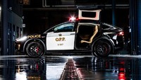 Kepolisian Swiss memilih kelas paling atas dari Model Xyakni 100D. Mobil dengan jangkauan 475 kilometer dengan sekali pengecasan (0-100 km/jam hanya 4,7 detik) itu akan digunakan untuk penyelidikan kepolisian secara menyeluruh. Foto: Facebook/Sersan Kerry Schmidt