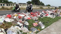 Selain mulai memakan bahu jalan, sampah tersebut juga menimbulkan bau tak sedap.