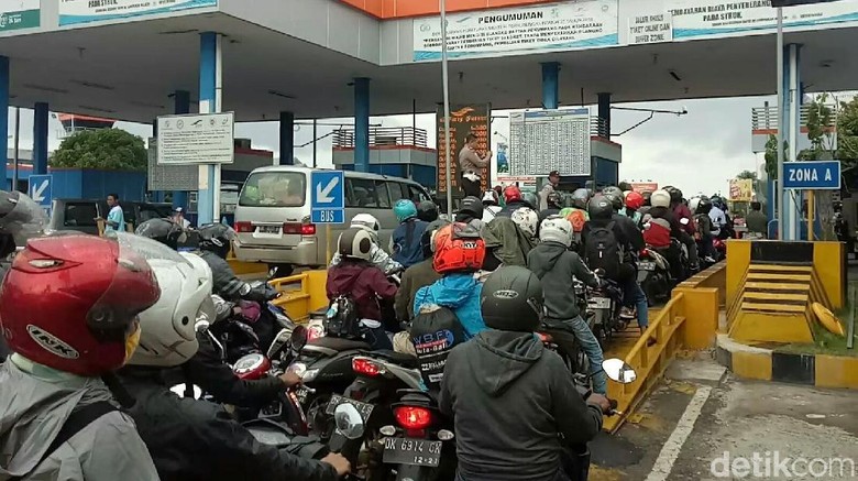 Pemudik Membludak, Pelabuhan Ketapang Tambah Loket Roda Dua Pemudik Membludak, Pelabuhan Ketapang Tambah Loket Roda Dua