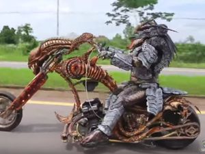 Ngeri, Ada Predator Naik Motor Chopper