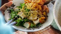 Seporsi tahu campur ini harganya cuma 20 ribu. Nggak tahan kan lihat kikil plus kuah yang disiram ke piring? Foto: Instagram @ericekos