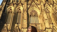 Tidak selalu bepergian sendiri, Fahriye pergi liburan bersama suami dan juga sahabatnya. (evcenf/Instagram)