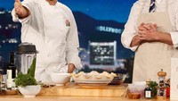 Bersama Jimmy Kimmel, Bottura tampil di acara milik Kimmel. Tentunya membuat hidangan spesial dengan menggunakan baju chef kebanggaannya. Foto: Instagram massimobottura