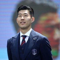 Heung-min Son merupakan striker andalan timnas Korea Selatan di Piala Dunia 2018. Pemain bola 25 tahun ini pun menyalahkan dirinya sendiri saat Korsel kalah melawan Swedia pada pertandingan Senin (18/6/2018). Aksi pemain Tottenham di Liga Inggris ini masih bisa kamu saksikan pada pertandingan Korea Selatan melawan Meksiko dan Jerman. (Foto: Getty Images)
