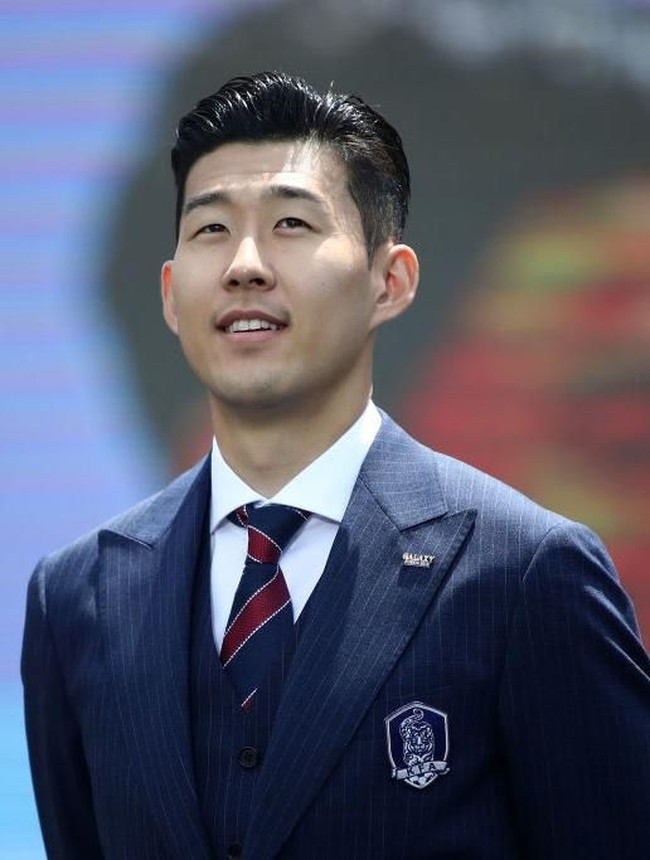 Heung-min Son merupakan striker andalan timnas Korea Selatan di Piala Dunia 2018. Pemain bola 25 tahun ini pun menyalahkan dirinya sendiri saat Korsel kalah melawan Swedia pada pertandingan Senin (18/6/2018). Aksi pemain Tottenham di Liga Inggris ini masih bisa kamu saksikan pada pertandingan Korea Selatan melawan Meksiko dan Jerman. (Foto: Getty Images)