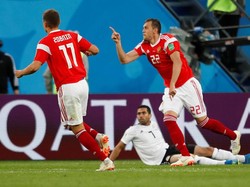 Mesir kalah 1-3 dari Rusia di laga kedua Piala Dunia 2018. Gol bunuh diri Ahmed Fathy di awal babak kedua menjadi awal petaka untuk Mesir di Saint-Petersburg Stadium, Saint-Petersburg, Rabu (20/6/2018) dinihari WIB.  Foto: Lee Smith/Reuters)