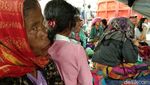 Foto: Keluarga Menanti Kabar Korban KM Sinar Bangun di Danau Toba