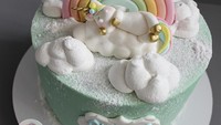 Duh, lucunya! Ada unicorn yang sedang terlelap di atas kue ulang tahun berwarna hijau lembut itu. Krim berwarna putih makin mirip dengan awan karena diberi taburan gula halus. Foto: Instagram cakes_mariamgevorgyan