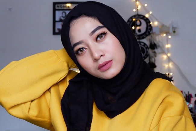 Aku jualan dari SMP. Dari jualan kue, jelly, apapun. Dari SMP sampai detik ini saya nggak pernah minta uang ke orang tua. Yang namanya malu, tuh malu banget minta. Aku tahu susahnya nyari uang gimana, cerita Maula kepada Wolipop di kawasan Cihampelas Bandung hari Selasa (19/06/2018). Foto: Instagram/MaulaHr