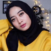 Aku jualan dari SMP. Dari jualan kue, jelly, apapun. Dari SMP sampai detik ini saya nggak pernah minta uang ke orang tua. Yang namanya malu, tuh malu banget minta. Aku tahu susahnya nyari uang gimana, cerita Maula kepada Wolipop di kawasan Cihampelas Bandung hari Selasa (19/06/2018). Foto: Instagram/MaulaHr