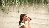Gaya minum kopi Mikaila. Udah nggak ada duanya deh. Cantik banget! Foto: Instagram @mikailapatritz