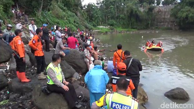 Tim penyelamat mencari Ade yang terjun ke Sungai Ciwulan Tasikmalaya. (Foto: Deden Rahadian/detikcom)