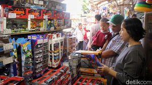 Hari Terakhir Libur Lebaran, Pasar Gembrong Diserbu Pembeli