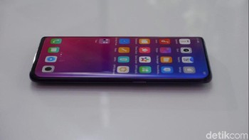 Penampilannya terlihat cantik sebagai seri tertinggi dari Oppo. Bentang layarnya 6,4 inch resolusi full HD+ 2.340 x 1.080 pixel. Foto: Adi Fida Rahman/detikinet
