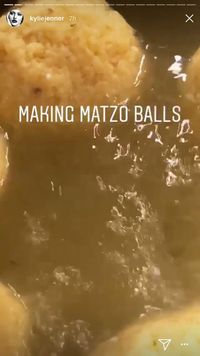 Kylie Jenner Tunjukan Keahlian Memasak Sup Matzo di Instagram
