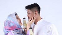 Istri dari Puadin Redi ini kini mantap berhijab. Foto: Dok. Instagram/ryana_dea