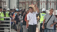 Pemudik terlihat membawa barang bawaan yang akan dibawa kembali ke rumah atau tempat kerja.