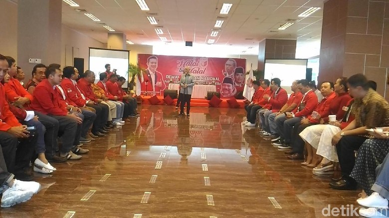 Hadiri Halalbihalal PKPI, Try Sutrisno Minta Kader Daerah Solid Hadiri Halalbihalal PKPI, Try Sutrisno Minta Kader Daerah Solid