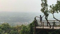 Kamu yang mau menikmati keindahan Banten dari ketinggian bisa datang ke Gunung Pinang. Pengelola memasang beberapa gardu pandag instagrammable untuk latar berfoto. (Priscilla Tjitra/dTraveler)