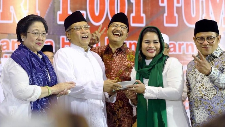 Di Haul Bung Karno, Gus Ipul Berbatik Merah Puti Berkerudung Hijau Di Haul Bung Karno, Gus Ipul Berbatik Merah Puti Berkerudung Hijau