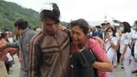 Besar harapan para keluarga korban penumpang KM Sinar Bangun dapat segera ditemukan. Sebelumnya dikabarkan Kapal kayu KM Sinar Bangun tenggelam di Danau Toba setelah terhantam ombak dan mengalami kebocoran kapal. Karena kejadian itu seluruh penumpang tercebur ke dalam air. Antara Foto/Lazuardy Fahmi.