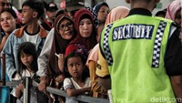 Terlihat pemudik sedang mengantre masuk ruang tunggu kereta api di stasiun.