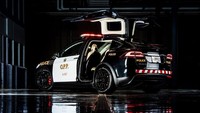 Mobil Tesla Model X ini makin sangar terlihatnya ya. Hati-hati mobil ini bisa ngebut karena akselerasinya sangat spontan. Foto: Facebook/Sersan Kerry Schmidt