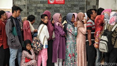 Pemudik Arus Balik Mulai Penuhi Stasiun Tanjung Priok
