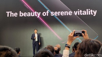 Oppo Find X hadir dengan varian warna glacier blue dan bordeaux red. (Foto: detikINET/Adi Fida Rahman)