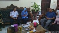 Bupati Sleman Sri Purnomo mengevaluasi operasional jasa wisata jip lava tour Gunung Merapi. Dia kemudian menggelar rapat di Dishub dan Polres setempat di kantor Bupati Sleman. (Foto: Ristu Hanafi/detikcom)