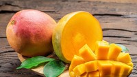 Selain manis dan enak, mangga merupakan sumber serat dan beta karoten yang efektif untuk menurunkan tekanan darah. Beta karoten terbukti secara efektif dapat menurunkan tekanan darah dalam waktu singkat. Foto: iStock