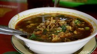Pekalongan juga punya soto yang sangat unik. Berkuah bening dan memakai tauco dan cabe dalam bumbunya. Gurih, pedas dengan aroma khas tauco. Kalai ingin membuayt sendiri lihat resepnya DI SINI ! Foto: Robby Bernardi/dok. detikFood