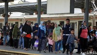 Pemudik berjalan keluar stasiun.