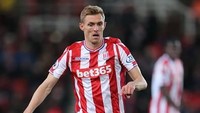 Darren Fletcher, pemain gelandang Stoke City ini mengindap penyakit kanker usus. Eks pemain Manchester United ini pun harus absen di dua musim. Namun sekarang Fletcher sudah aktif bermain di Premier League. Foto: Getty Images