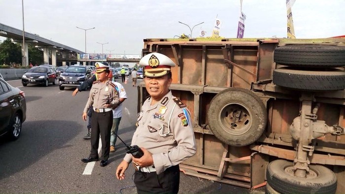 Truk Terguling di Tol Pondok Gede Arah Cawang